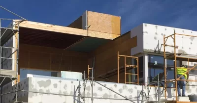 Revestimiento de una casa de madera con sate